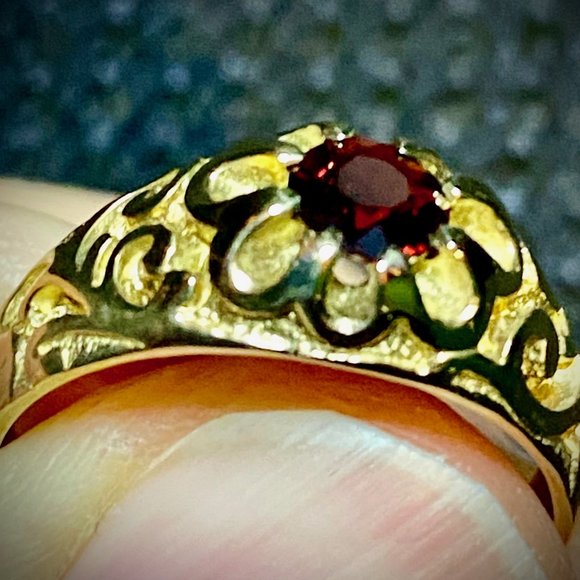 Gorgeous gold filigree garnet ring - Picture 2 of 2